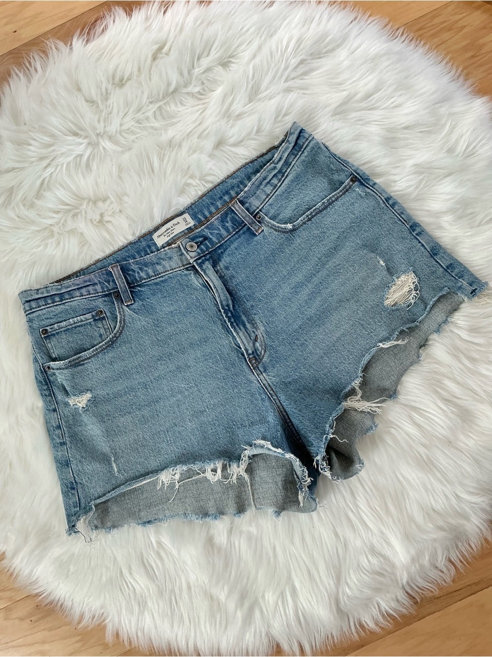 Abercrombie & Fitch The Mom High Rise Distressed Jean Short Curve Love Size 33